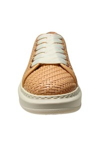 Geflochtener brauner Ledersneaker mit weißen Schnürsenkeln, runder Spitze und strukturiertem Sohle. Verfügt über ein gewobenes Design und dezente Nähte.