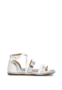 Sandales en cuir blanc avec des accents argentés et trois larges brides. Comprend une fermeture à boucle, un talon bas et une semelle scintillante argentée.