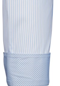 Camicia bianca con righe verticali azzurro chiaro e un polsino a pois blu a contrasto. Il tessuto appare liscio con una vestibilità su misura.