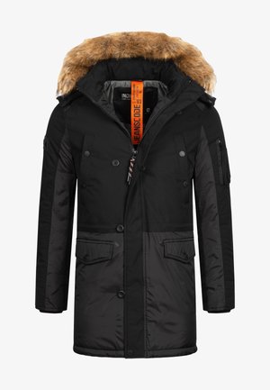 Zwarte parka jas met een met bont gevoerde capuchon, gemaakt van een mix van gladde en gestructureerde materialen, met meerdere voorzakken en een ritssluiting.