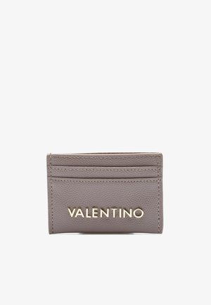 Pilkas tekstūruotas odinis kortelių laikiklis su auksiniu "VALENTINO" logotipu, turintis kelias kortelių kišenes priekyje patogiam prieigai.