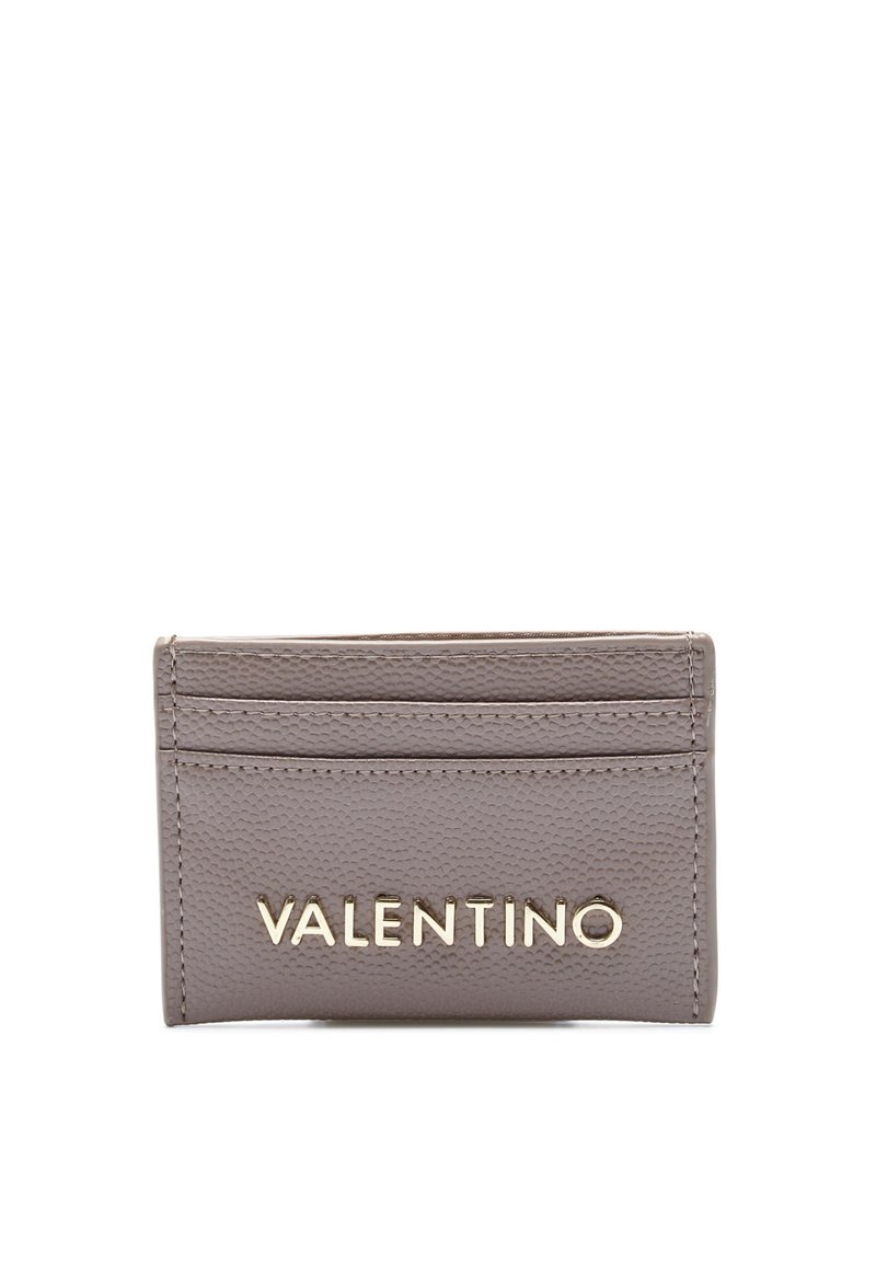 Cardholder din piele texturată gri cu logo-ul auriu "VALENTINO", având multiple sloturi pentru carduri pe partea din față pentru acces facil.