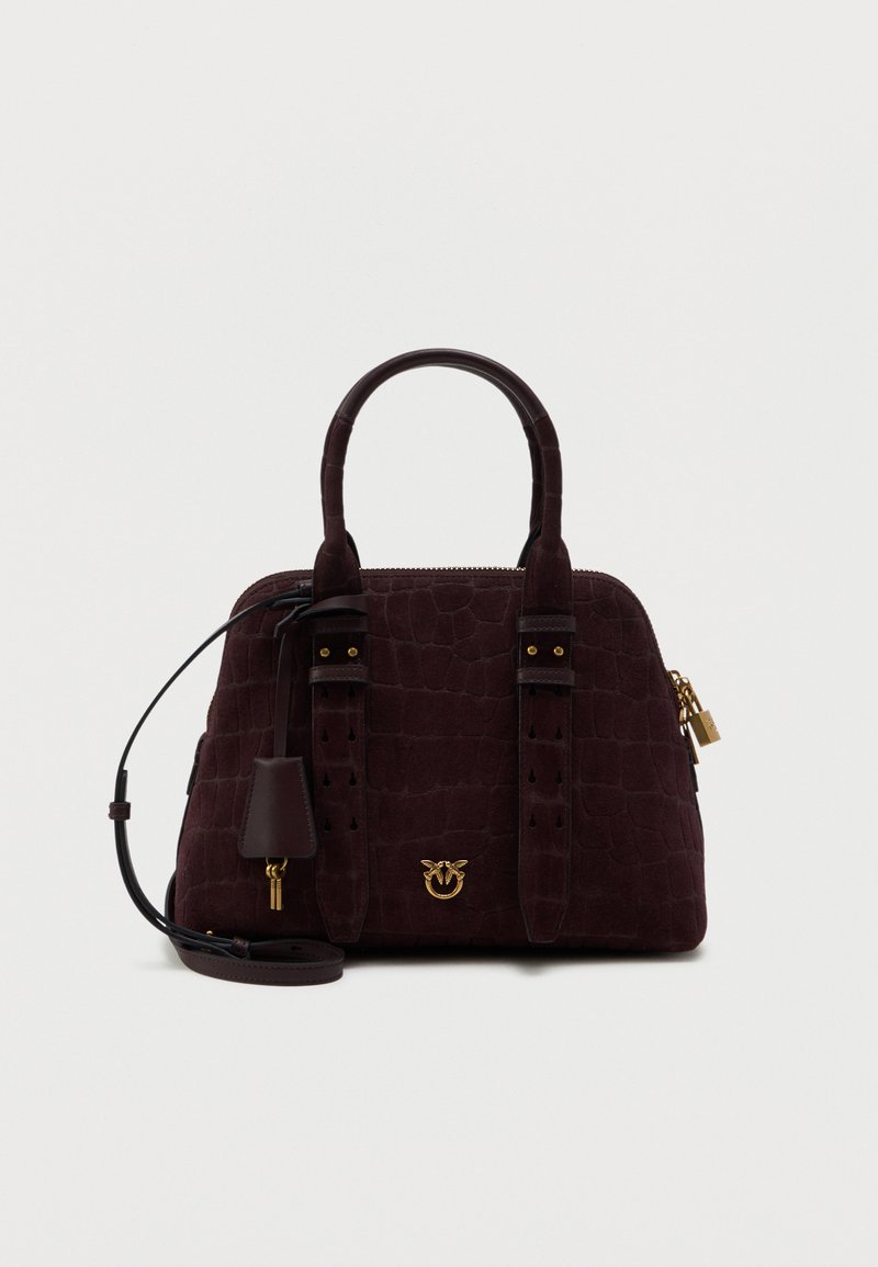 Bordeaux suède handtas met een gestructureerd krokodillenpatroon, gouden hardware accenten, bovenhandvatten en een afneembare schouderriem.