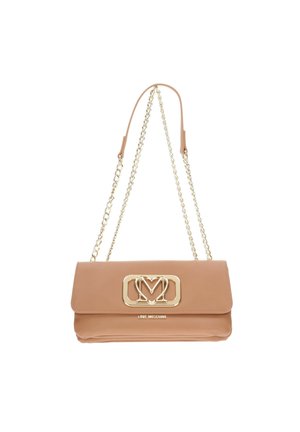 Borsa a tracolla in finta pelle color nocciola con tracolla a catena, dotata di una chiusura in metallo con logo a forma di cuore e lettera M dorata, caratterizzata da un design piatto e una texture liscia.