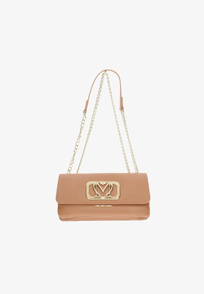 Borsa a tracolla in finta pelle color nocciola con tracolla a catena, dotata di una chiusura in metallo con logo a forma di cuore e lettera M dorata, caratterizzata da un design piatto e una texture liscia.