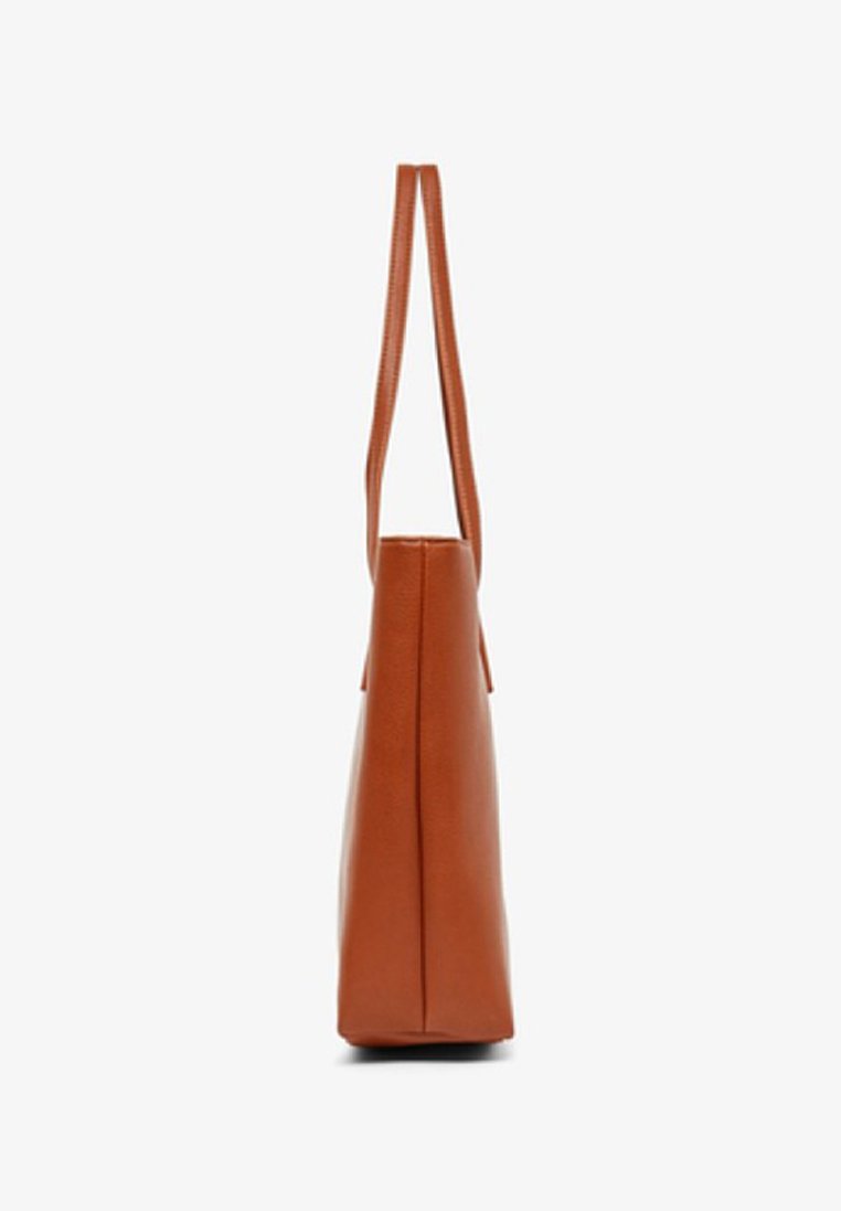 Bolso tote de cuero color óxido con dos correas delgadas, forma rectangular, textura suave y diseño minimalista.