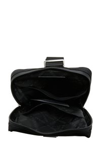 Borsa sintetica nera con hardware argento, chiusura con zip e interno spazioso con molteplici tasche foderate in tessuto con motivo del logo.