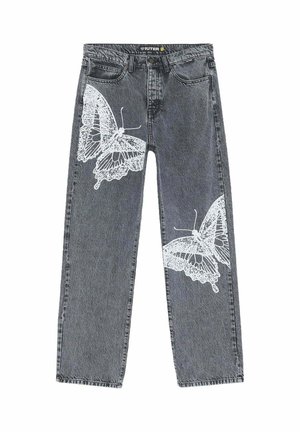 Jeans grigio scuro con grandi stampe bianche di farfalle sulla coscia sinistra superiore e sulla gamba destra inferiore. Taglio dritto con tasche anteriori e passanti per cintura.