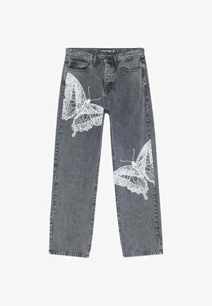 Jeans grigio scuro con grandi stampe bianche di farfalle sulla coscia sinistra superiore e sulla gamba destra inferiore. Taglio dritto con tasche anteriori e passanti per cintura.