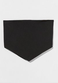 Bandana en tissu noir de forme triangulaire et texture lisse, sans motifs ni accents, sur un fond blanc uni.