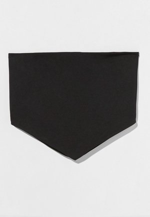 Bandana en tissu noir de forme triangulaire et texture lisse, sans motifs ni accents, sur un fond blanc uni.