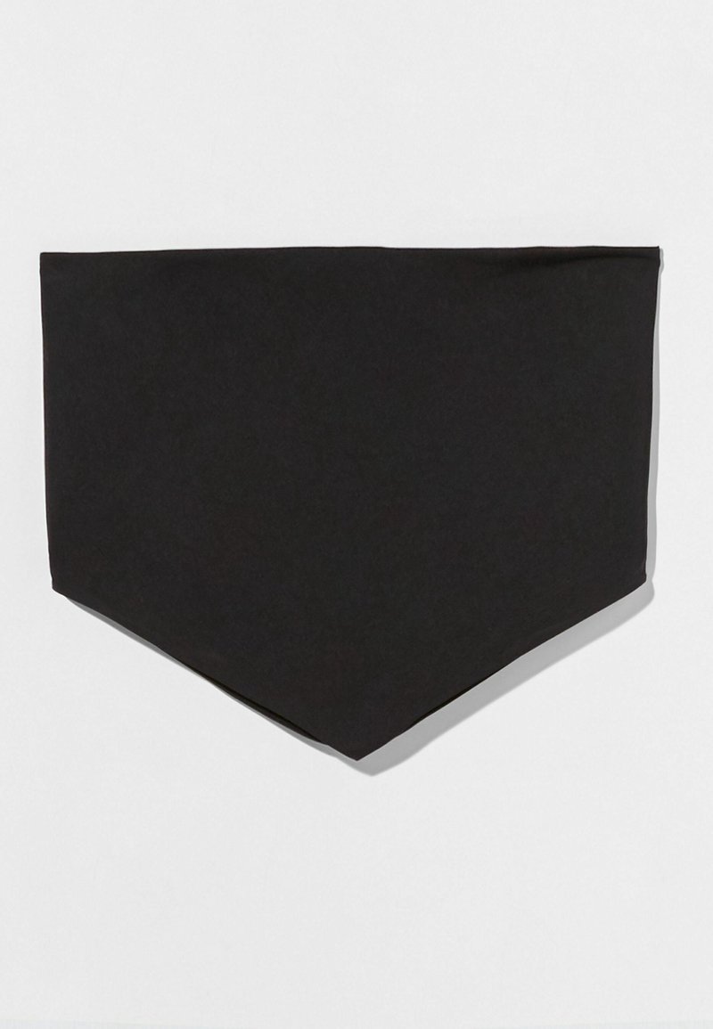 Bandana en tissu noir de forme triangulaire et texture lisse, sans motifs ni accents, sur un fond blanc uni.