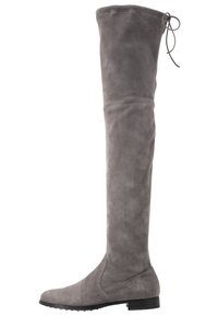 Bota de ante gris hasta la rodilla con punta redonda y suela plana. Presenta un acento atado en la parte superior y una textura suave en todo su diseño.