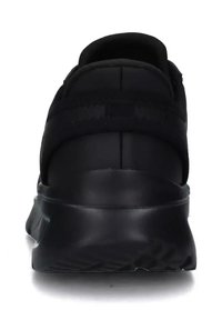 Scarpa sportiva nera con tacco arrotondato, parte superiore liscia, dettagli testurizzati e suola flessibile progettata per comfort e supporto.