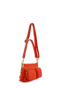 Rote Lederhandtasche mit zwei Reißverschlusstaschen auf der Vorderseite, goldenen Beschlägen, verstellbarem Tragegurt und einer strukturierten Oberfläche.