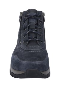 Stivaletti alla caviglia in suede blu navy con accenti in tessuto, caratterizzati da una chiusura con lacci frontale, una cerniera laterale e una cucitura a contrasto sulla suola.
