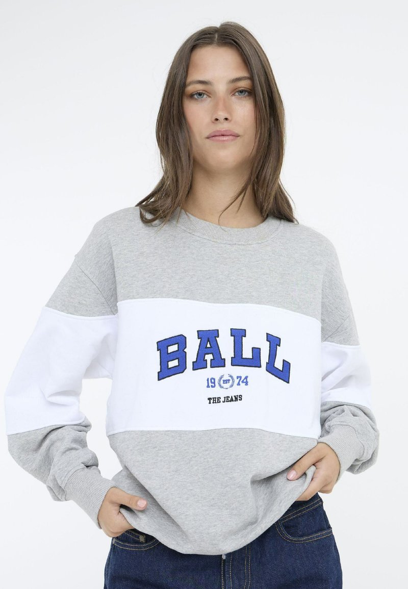 Grå og hvit hettegenser med en blå "BALL" grafikk, 1974 detalj, og myk tekstur. Har et fargeblokkdesign og ribbede mansjetter.