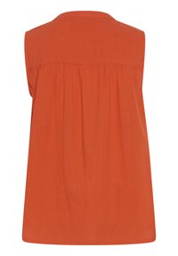 Blouse sans manches en orange vif, avec un empiècement au dos et des détails froncés, fabriquée à partir d'un tissu léger et texturé.