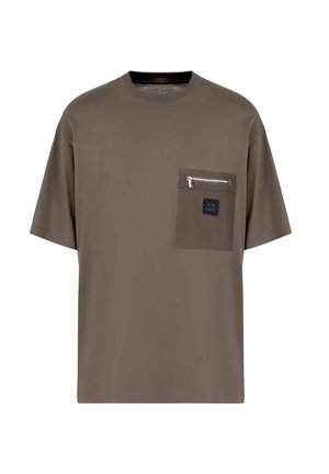 T-shirt in cotone marrone con scollatura rotonda, maniche corte e tasca sul petto con zip e etichetta con marchio. Texture liscia.