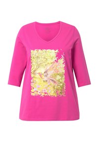 Roze katoenen T-shirt met een V-hals en driekwart mouwen, voorzien van een bloem- en vogelgrafiek in gele en pastelkleuren.