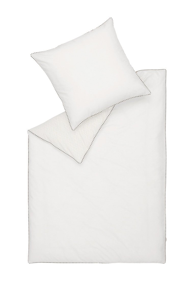 Ensemble de literie blanc avec doublure matelassée et couture décorative noire. Comprend un couvre-lit et un oreiller assorti.