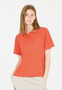 Kortärmad orange polo skjorta med krage, som har tre knappar och en liten logotyp. Materialet har ett texturerat mönster.