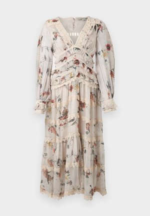 Pikk, lillemustriga kleit läbihelistavas kangas. Omab v-kaelust, kihilisi pliiatseid, pitsistsentse ja pikki varrukaid volangidega.