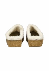 Zapatillas con suela de corcho, forradas de un suave terciopelo blanco y con un diseño de apertura en la parte trasera. Incluyen un detalle de costura a lo largo del borde y una superficie texturizada en la suela.