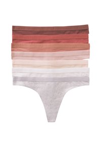 Una pila di sette mutande a perizoma da donna in tonalità che vanno dal rosso scuro al grigio chiaro, ognuna con "women'secret" impresso sull'elastico.