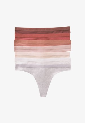 Stos siedmiu damskich stringów w odcieniach od ciemnej czerwieni do jasnoszarego, każdy z napisem "women' secret" wytłoczonym na pasku.