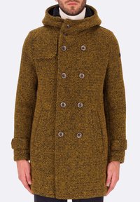 Cappotto a quadri giallo-marrone con cappuccio, chiusura a doppiopetto con bottoni, tasche laterali e dettagli a coste sui polsini.