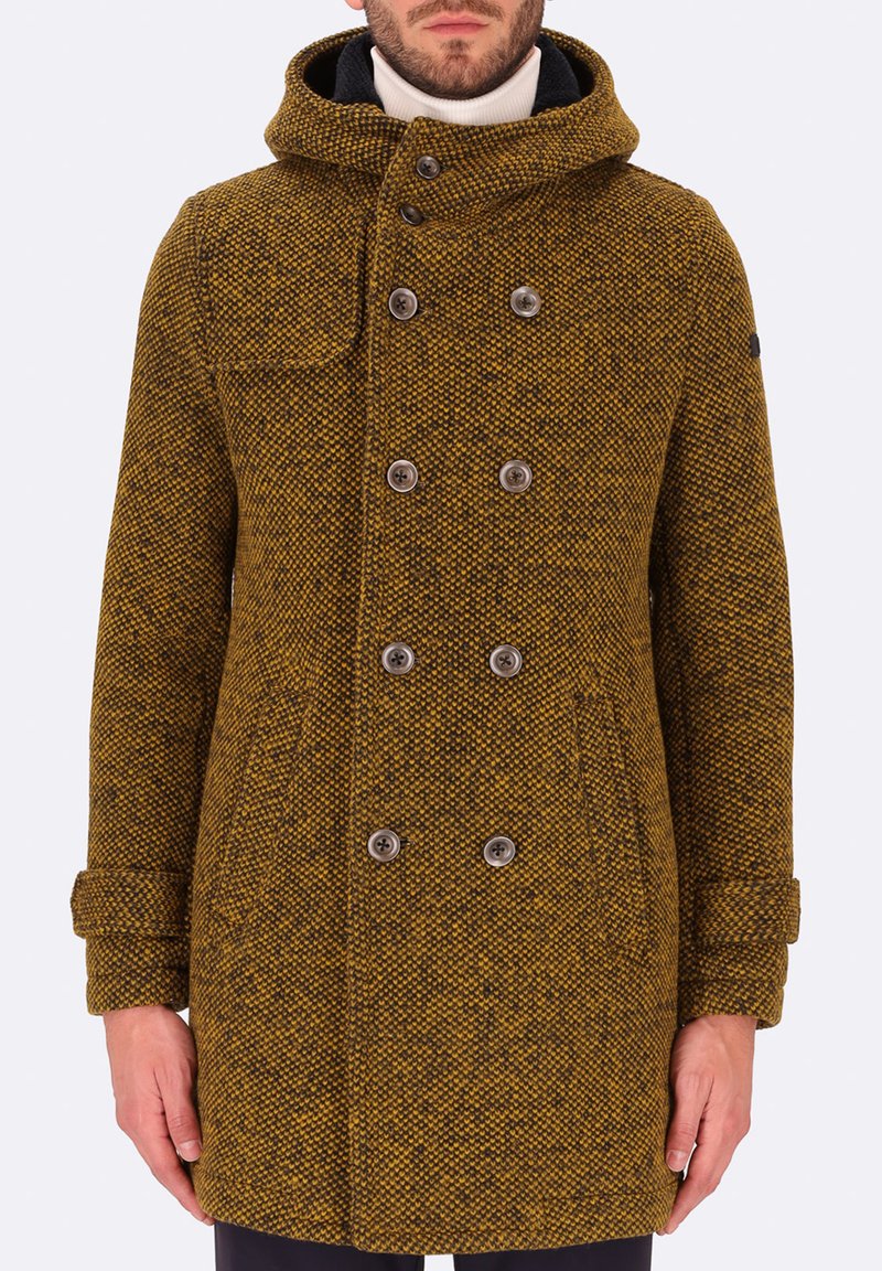Cappotto a quadri giallo-marrone con cappuccio, chiusura a doppiopetto con bottoni, tasche laterali e dettagli a coste sui polsini.