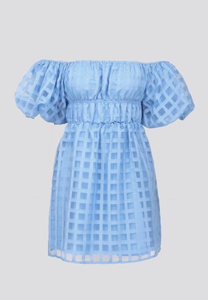 Himmelblaues, schulterfreies Kleid aus transparenter Stoff, mit einem karierten Muster, gerafftem Oberteil und Puffärmeln.
