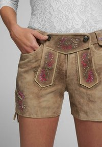 Wildleder-Shorts in Hellbraun mit floralen rosa und lila Stickereien auf den Taschen, ausgestattet mit einem Knopfverschluss und seitlichen Bindebändern zur Anpassung.