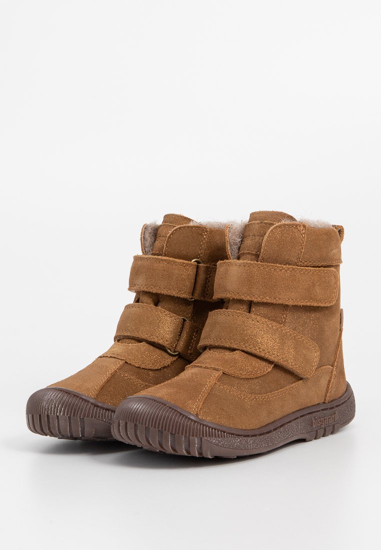 Braune Wildleder-Ankle Boots mit zwei verstellbaren Klettverschlüssen, profilierten Gummisohlen und weichem Futter für zusätzlichen Komfort.