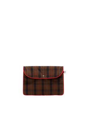 Borsa a scacchi marrone con accenti rossi, dotata di chiusura a pattina e un emblema argentato lucido. Realizzata in tessuto resistente con una texture liscia.