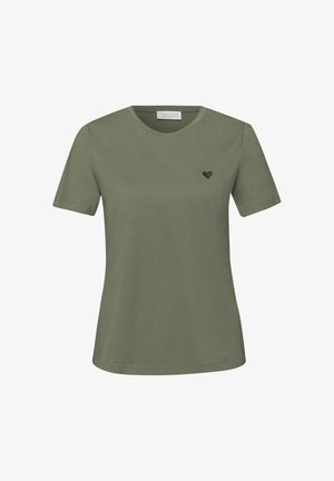 Camiseta de manga corta color verde oliva con cuello redondo y un pequeño corazón negro bordado en el pecho izquierdo.