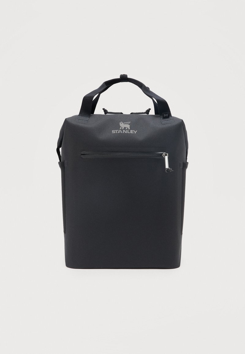 Μαύρη μαλακή μονωμένη τσάντα ψυγείου Stanley με εμπρόσθια τσέπη με φερμουάρ και διπλές λαβές σε λευκό φόντο.