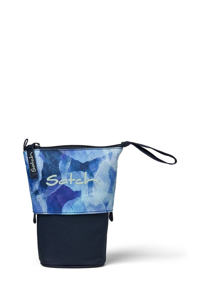 Pochette zippée avec un motif aquarelle bleu sur le dessus et une base texturée bleu foncé. Équipée d'une sangle pour le poignet et d'un détail de logo sur le côté.