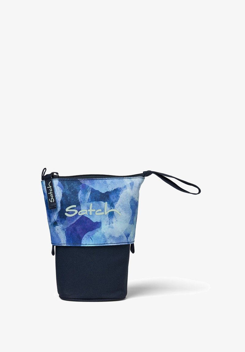 Pochette zippée avec un motif aquarelle bleu sur le dessus et une base texturée bleu foncé. Équipée d'une sangle pour le poignet et d'un détail de logo sur le côté.