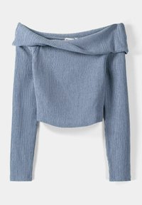 Blå kort topp med off-shoulder-design, texturerad tyg, långa ärmar och ett subtilt veckmönster.