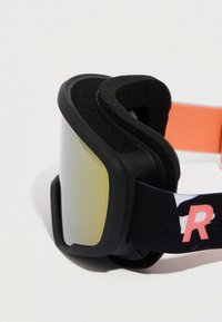 Juodos slidinėjimo akiniai su apvaliu dizainu, geltona atspindinti lęšis, minkšta putplasčio pagalvėlė ir reguliuojama dirželio, ant kurio yra raudonas logotipas.