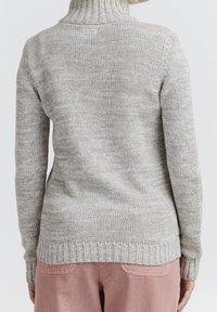 Maglione grigio chiaro lavorato a maglia con colletto alto a coste e maniche a cuffia, caratterizzato da una superficie testurizzata e design leggermente aderente.