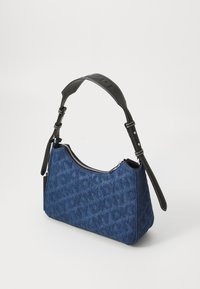 Τσάντα ώμου από τζιν με υφασμάτινη μπλε επιφάνεια, μαύρο ρυθμιζόμενο λουρί και μεταλλική φερμουάρ. Διαθέτει δομημένο, καμπυλωτό σχήμα.