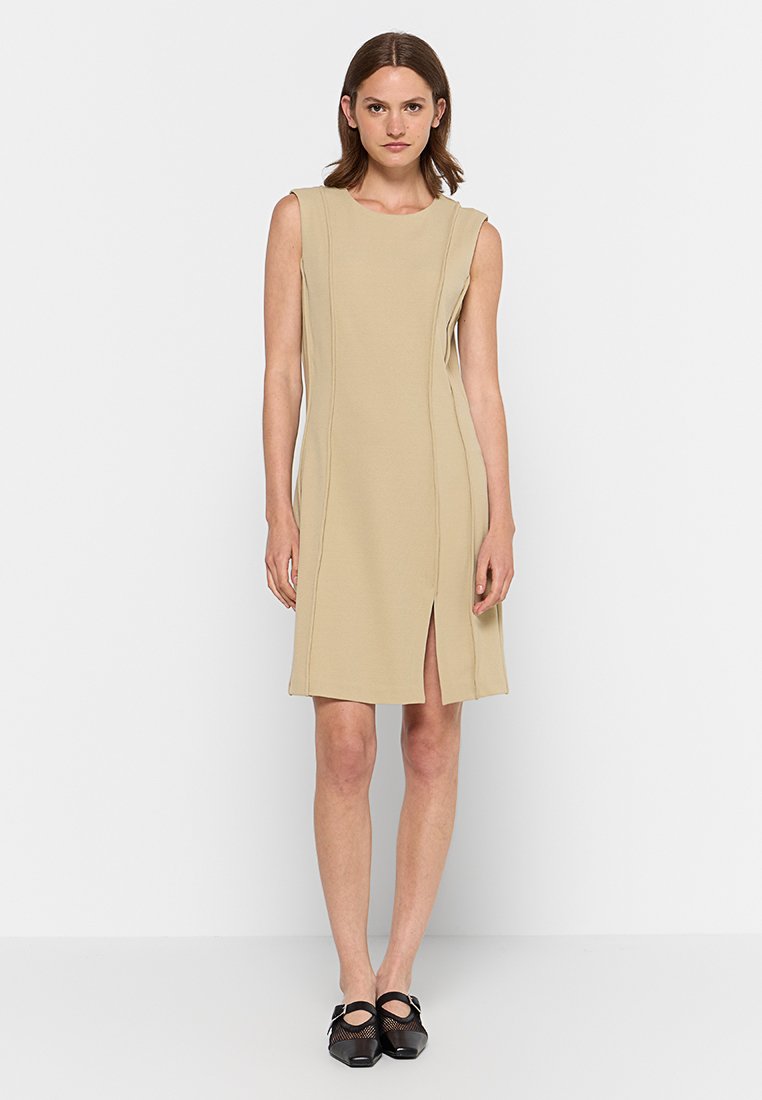 DAY Birger et Mikkelsen Etui-jurk zandkleur DAY Birger et Mikkelsen Etui-jurk zandkleur