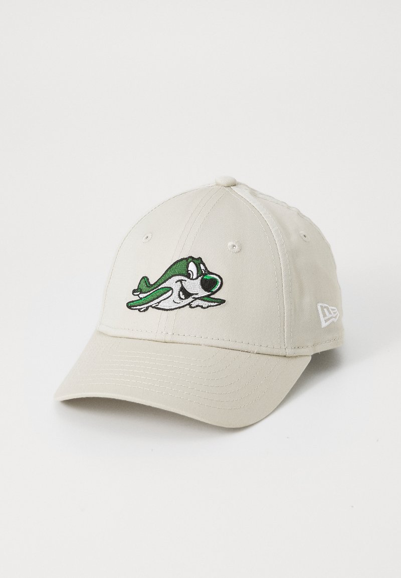Casquette de baseball beige en tissu avec une finition texturée. Présente un logo de poisson brodé vert à l'avant et un petit logo blanc sur le côté.