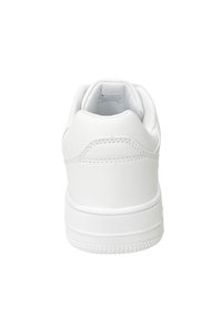 Weißer Sneaker mit glattem synthetischem Obermaterial, gepolstertem Kragen und strukturiertem Gummisohle. Verfügt über eine abgerundete Ferse und minimalistische Nahtdetails.