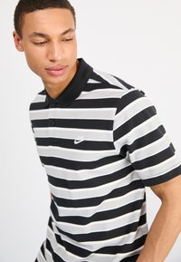 Nike Sportswear CLUB STRIPE - Polo marškinėliai - black/white