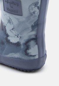 Μπλε καουτσούκ βροχερή μπότα με γυαλιστερή υφή, που διαθέτει μαρμαρυγιακό σχέδιο σε ανοιχτό και σκούρο μπλε. Περιλαμβάνει υφή στη σόλα για καλύτερη πρόσφυση.