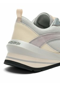 Baskets légères avec une tige en mesh gris, cuir crème et un accent en daim lavande. Semelle intermédiaire blanche épaisse avec détails de semelle extérieure gris et noir.